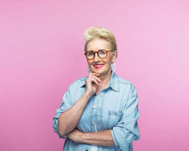 快乐的老女人，手放在下巴上图片下载