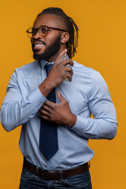 快乐优雅的商人向自己喷科隆香水图片下载