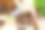 一名女园丁手里拿着手机在线学习植物知识。博主在自家花园里为网络博客工作时，用智能手机拍摄视频和照片图片下载