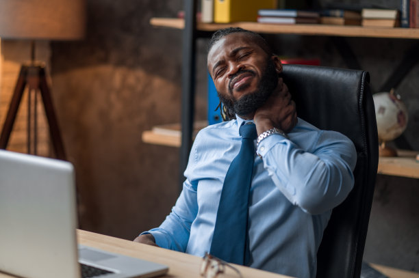 因颈椎疼痛而过度劳累的公司员工图片下载