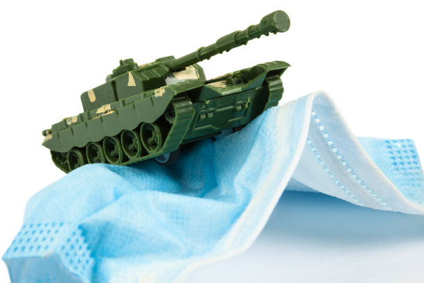 带着医用口罩的装甲坦克玩具图片下载