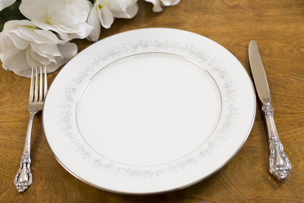 餐桌上摆放一束白玫瑰。图片下载