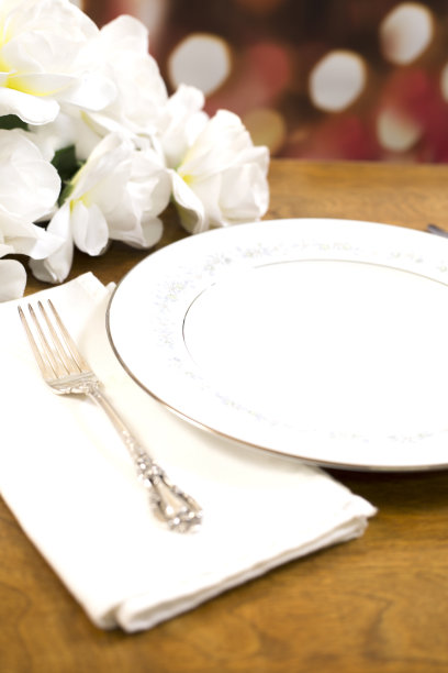 餐桌上摆放一束白玫瑰。图片下载