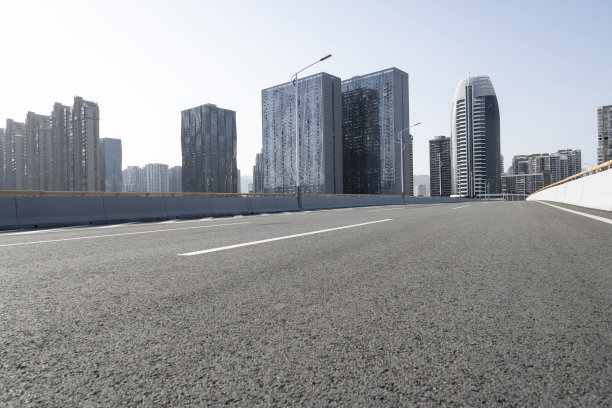 现代城市里空荡荡的停机坪图片下载