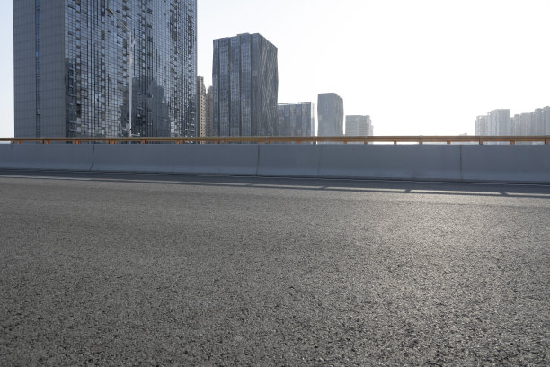 现代城市里空荡荡的停机坪图片下载