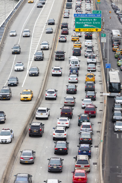纽约曼哈顿，罗斯福大道高峰时段的交通图片下载