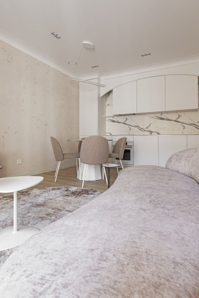 现代客厅室内柔和的颜色与圆形餐桌，米色椅子，奶油白色的厨房家具。时尚简约的室内概念图片下载