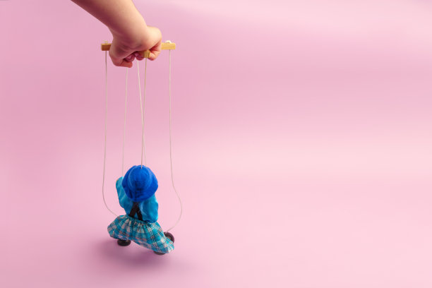 这只手握住木偶，用绳子控制它图片下载