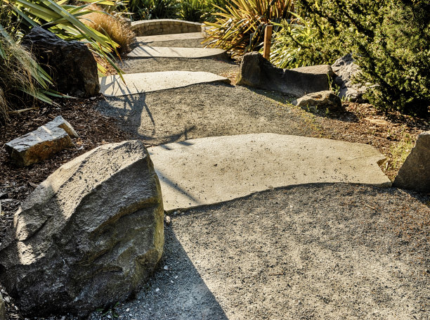 有垫脚石的路图片下载