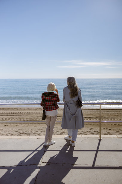 现代成年女性在户外休息的照片图片下载