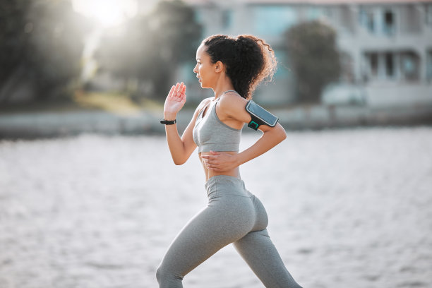 剪裁镜头的一个有吸引力的年轻女运动员在户外锻炼图片下载