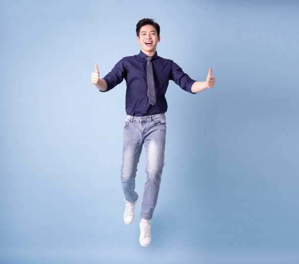 蓝色背景的年轻亚洲商人的全长形象图片下载