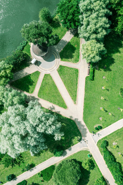 从上面看到的夏季公园景观，有绿树、草坪和人行道。航拍照片。图片下载