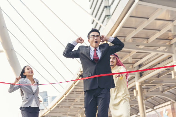 多种族多样性的人们相互竞争。商务竞赛组商务人士身着正装奔向终点成功目标的胜利战略。好胜心强的人为了第一名而赛跑。图片下载