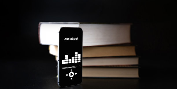 有声读物的教育。智能手机屏幕与有声书应用程序上的纸书黑色背景。电子书学习电子互联网移动概念。图片下载