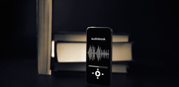 有声书教育。手机屏幕与音频图书应用程序上的纸质书黑色背景。在线学习，家校理念。图片下载