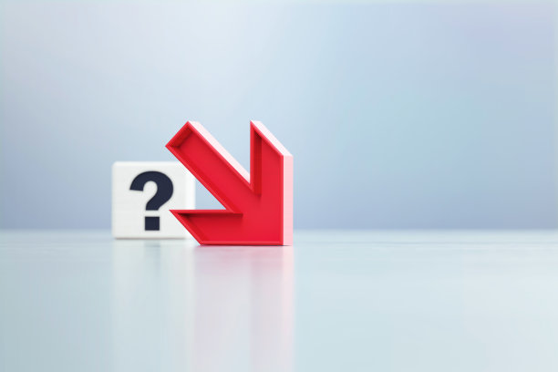红色向下箭头和问号写的白色立方体坐在离焦的背景图片下载