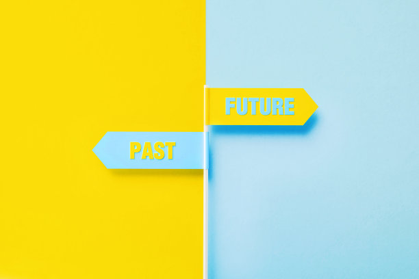 黄色和蓝色背景上的过去和未来书写方向相反的标志图片下载