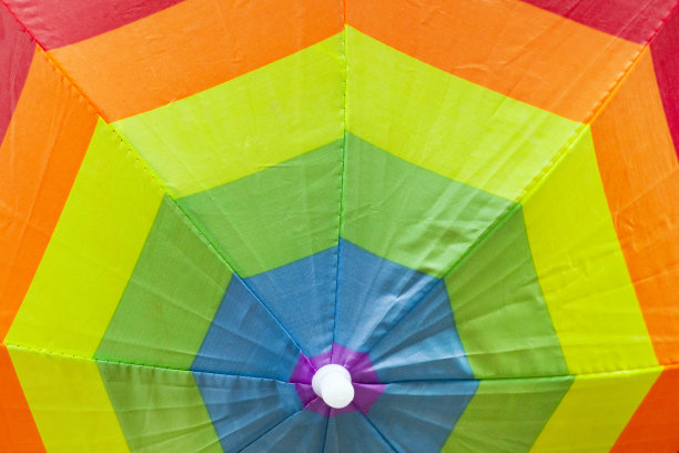 从上面看到的彩色开放伞。图片下载