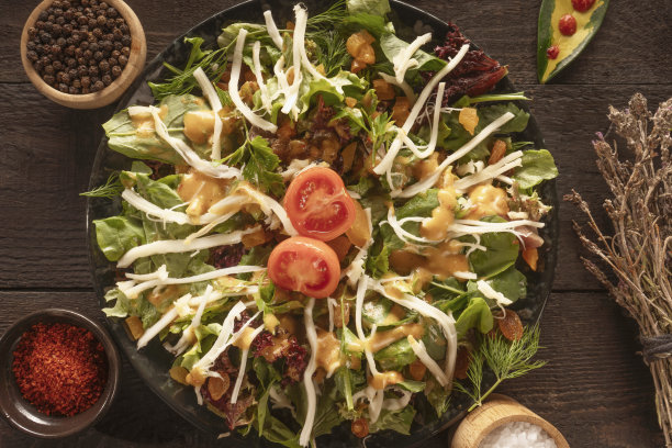 黑色背景上的春天沙拉图片下载