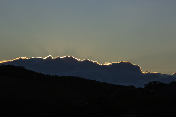 忧郁的天空背景与银衬图片下载