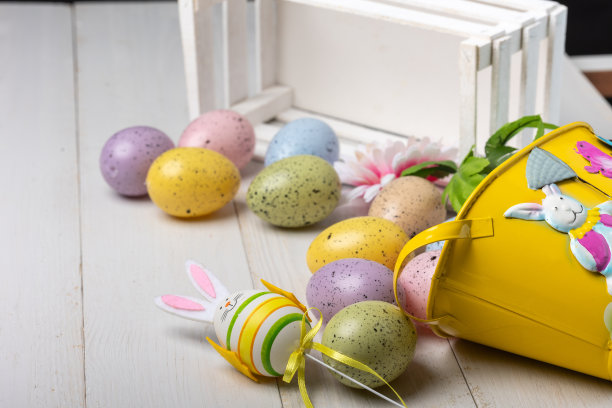 复活节彩蛋和白色的木箱图片下载