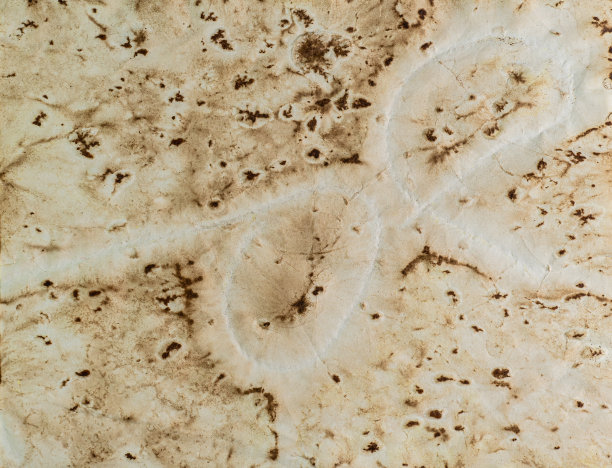 书法教育与办学理念。木桌上放着古老的羊皮纸，旧的饱经风霜的焦纸。写字和写书用的纸。图片下载