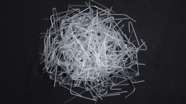 塑料垃圾和塑料吸管在桌子上。不可回收垃圾对环境的日常破坏。无吸管运动旨在减少浪费。图片下载