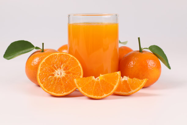 橙子，健康水果，橘子，橙汁杯，维生素C，白色的背景与清爽的水滴图片下载