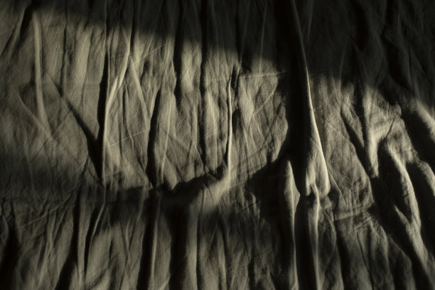 皱巴巴的床单。织物折叠。表。早上睡觉了。图片下载