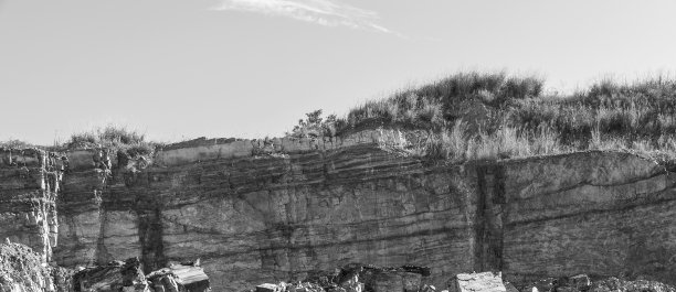 从采石场正在挖掘的石头中切割出的岩面图片下载