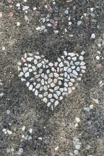用五颜六色的石头镶嵌在街道上做成的心形马赛克图片下载