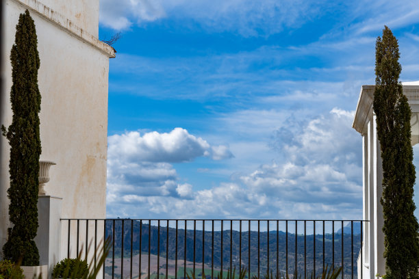 以山景为背景的阳台观景图片下载