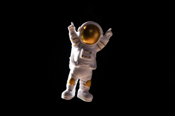 宇航员在黑色背景下旅行，宇航员在外太空图片下载