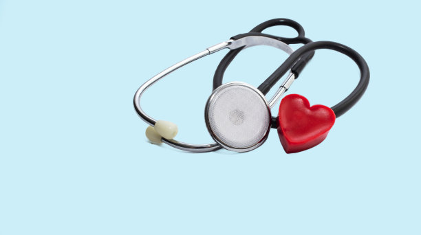 心脏和听诊器在蓝色背景下隔离。医疗保健和诊断概念，测量压力图片下载