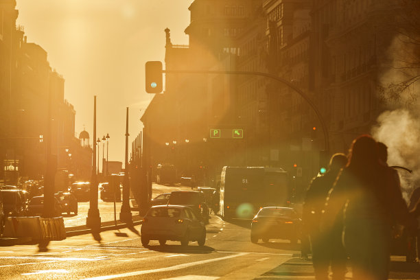 马德里市中心的污染。街道在日落时分。西班牙旅行图片下载