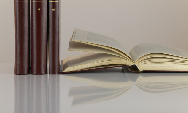 白色背景的老式书籍图片下载