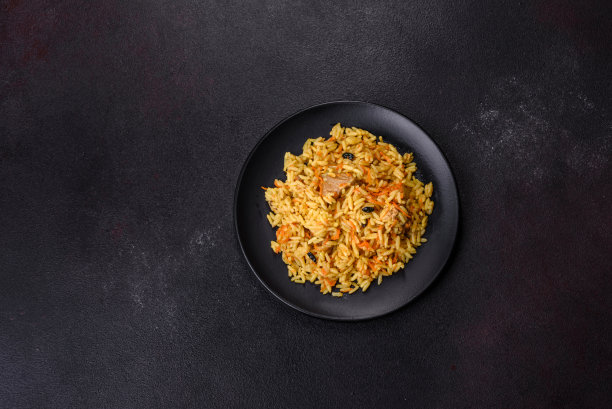 鸡肉饭，乌兹别克传统的热菜，包括米饭、鸡肉、蔬菜和香料图片下载