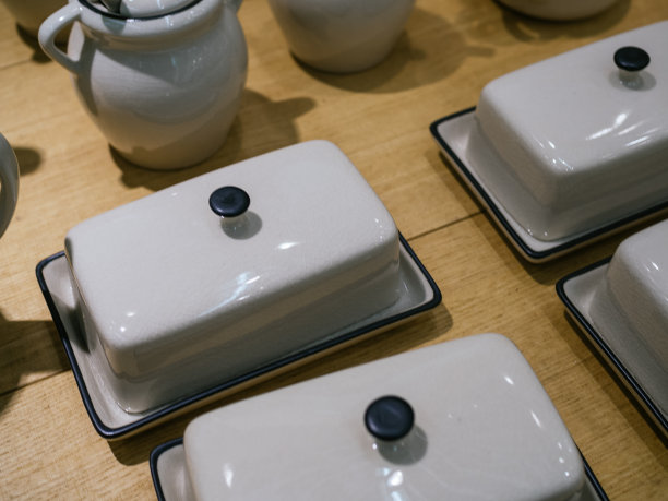 黄油盘，厨房用具产品在商店。图片下载