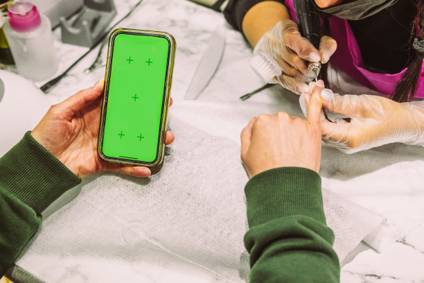 女性的手在修甲过程中的特写图片下载