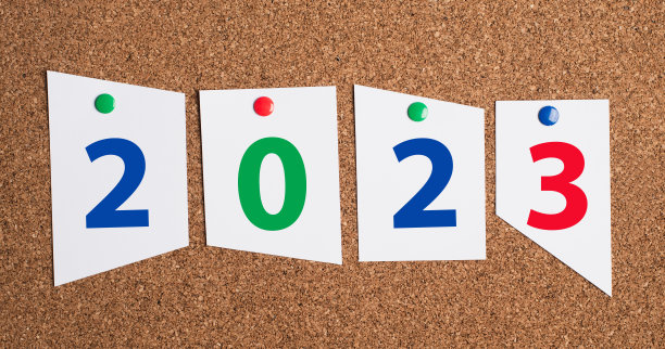 新的2023年是站在钉纸上的软木板，日历日期图片下载