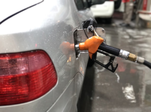 给汽车加油。库存图片图片下载