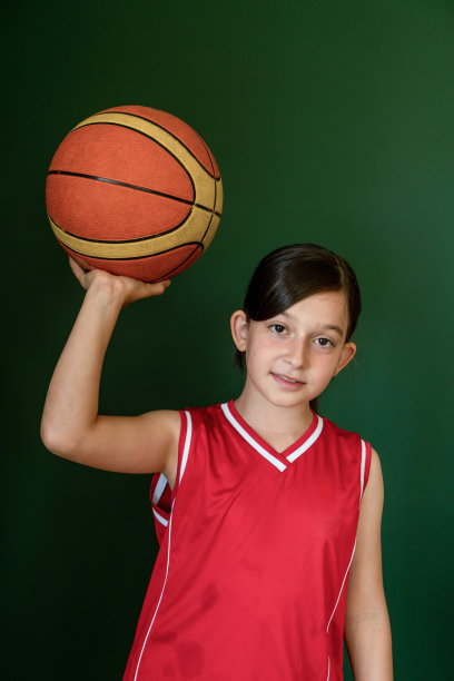 可爱的十几岁女孩篮球运动员的肖像图片下载