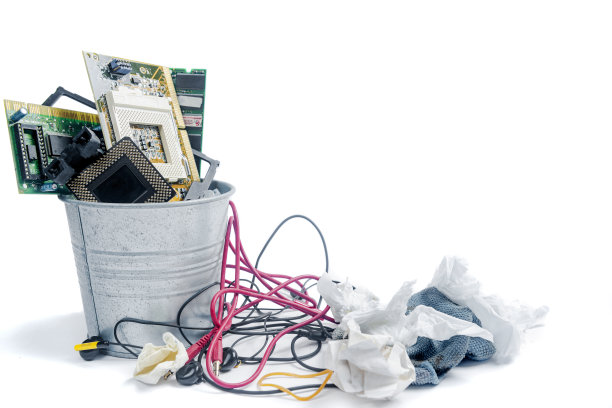 垃圾桶里有丢弃的东西图片下载