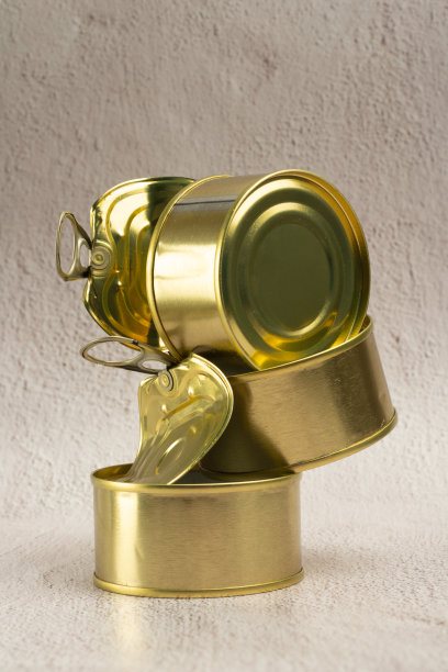 打开的和空的罐头食品罐堆放在一个乡村顶部图片下载