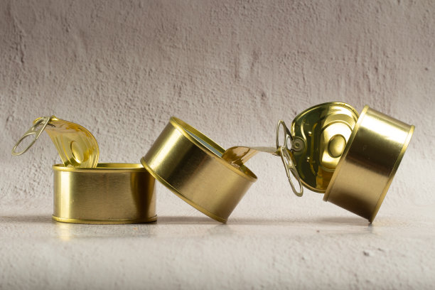 在质朴的厨房台面上打开罐头食品图片下载