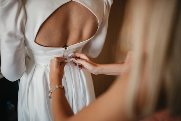 伴娘装扮新娘股票照片。图片下载