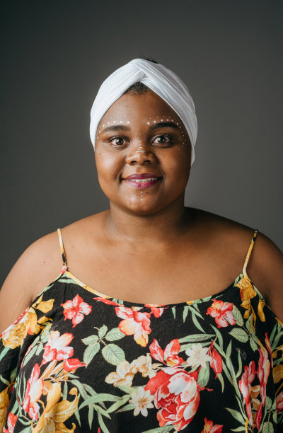 一个微笑的非洲裔美国妇女的肖像图片下载