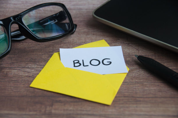 博客文本在一张小纸在一个信封与办公室概念背景。网络营销概念图片下载