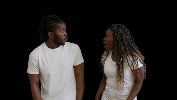 令人惊讶的非裔美国夫妇在黑人背景，令人震惊的新闻，折扣图片下载